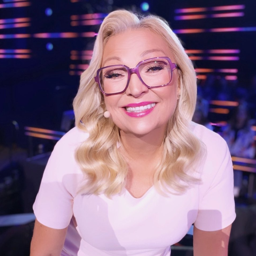 Szukasz sukienki sylwestrowej dla 50-latki? Model w stylu Walewskiej na pewno przypadnie ci do gustu